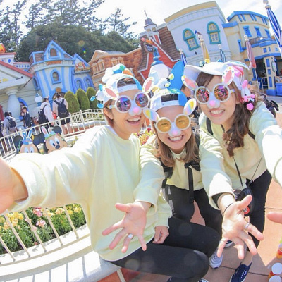 トップスの黄色もアクセント！トリオでおそろコーデ♡