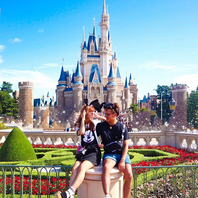 厚底サンダル×プリントTシャツのカップルコーデ