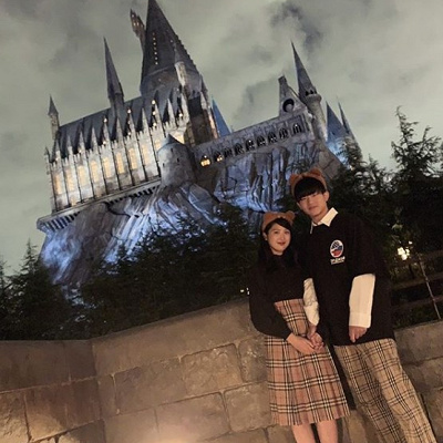 カチューシャと黒トップス＋チェック柄ボトムスでまとめたティムコーデ