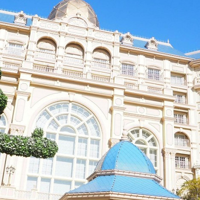 青空に映える東京ディズニーランドホテル