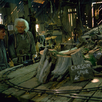 ドクの研究室で計画を立てる2人