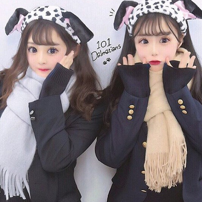 カチューシャとマフラーをそろえた制服コーデ