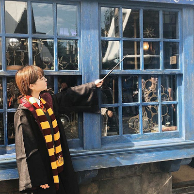 USJワイズエーカー魔法用品店/ブルーの窓枠がかっこいい