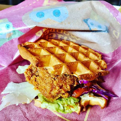 ワッフルサンドフライドチキン メイプルソース付き