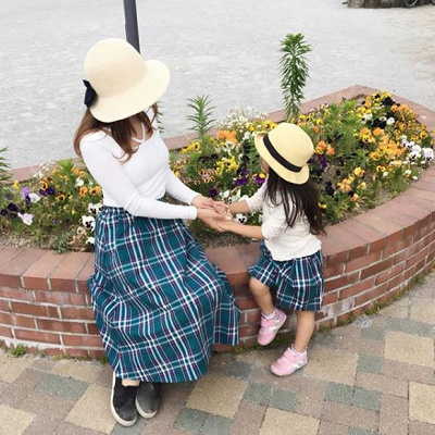 白トップス×チェック柄ボトムス