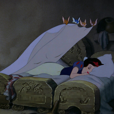 白雪姫が横になった小人のベッドは誰のもの？