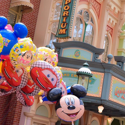 たくさんのお土産ショップが並ぶワールドバザール