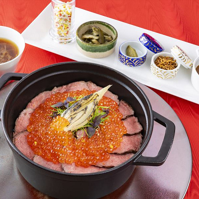 米沢牛といくらのココットご飯 熟成しょうゆもろみと新玉葱のロースト