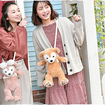 ダッフィー（ぬいぐるみ）を肩掛けできます