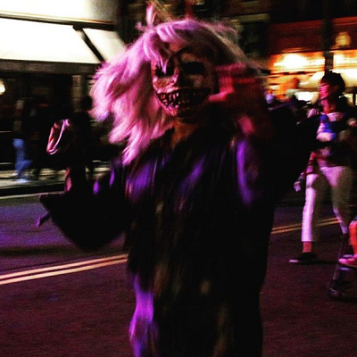 マスクに覆われているゾンビ