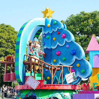 「トイズ・ワンダラス・クリスマス！」のフロートと登場キャラクター