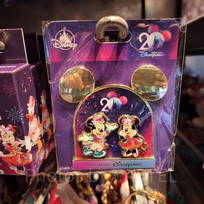 香港ディズニー20周年「ミッキー＆フレンズ・グランドセレブレーショングッズ」：20周年ペアピンバッジ