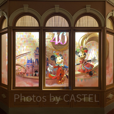 夜のグランドエンポーリアムの40周年フォトスポット