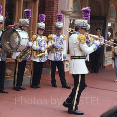 どこからともなく現れる音楽隊。あっという間にひとだかりが♡