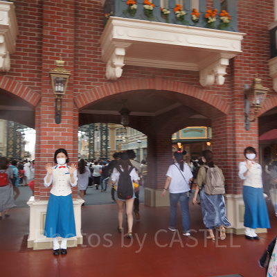 手を振ってゲストを迎えてくれるキャストさん