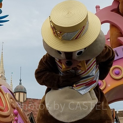 娘に気づいてお辞儀してくれるパレード中のチップ