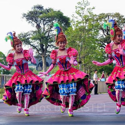 人形劇に出てくる女の子の衣装を着たダンサー