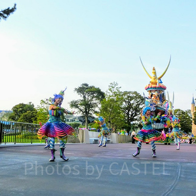 リボンモチーフドレスを着たダンサー