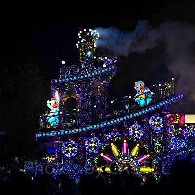 人気キャラクターが勢揃いのフロート