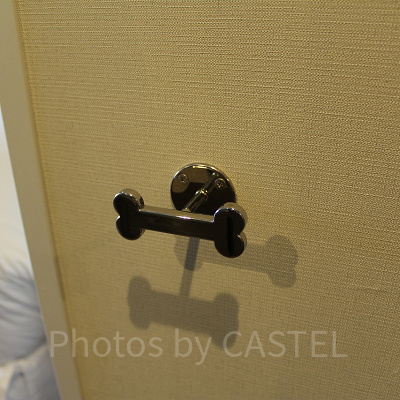 リードを掛けておけるフック。骨型なのがかわいい♡