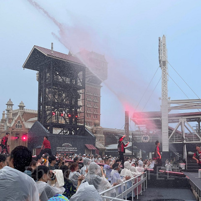 ステージ下のキャノンから大量放水