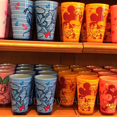 プラスチック製の大きめのコップです