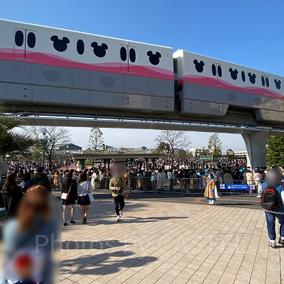 保安検査場の待ち列が長い（2022年4月2日撮影）