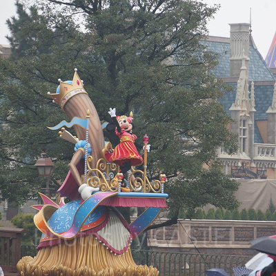 その可愛さと優しさで涙を流す人もいるほどのミニーちゃんとドレスアップしてる魔法のほうき