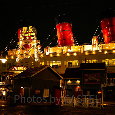 SSコロンビア号のデッキでロマンチックなひと時を