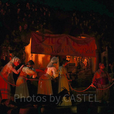 人身売買オークションが行われているシーン