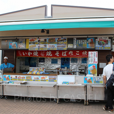 さまざまな軽食が買える売店