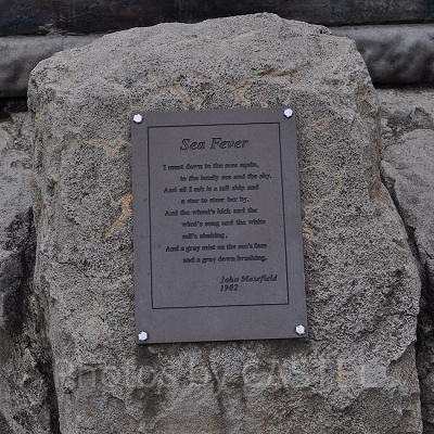 USJジョーズの船長銅像に設置されている石碑