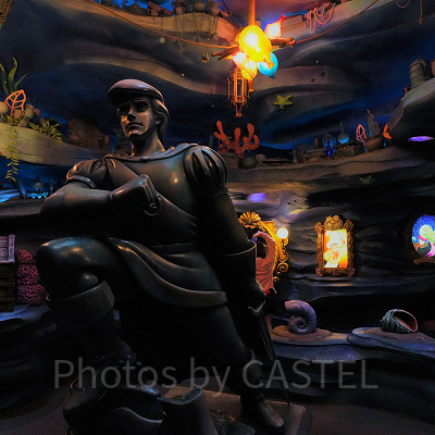 アリエルの隠れ家の様子。上から差し込む光は映画と同じく太陽光