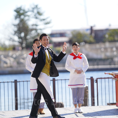 ウェイターと見習いシェフが登場