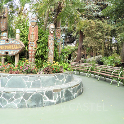 アドベンチャーランド入口のベンチ