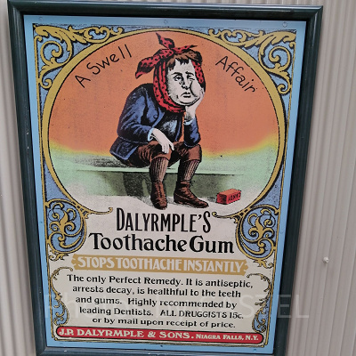 デランシーストリートの広告