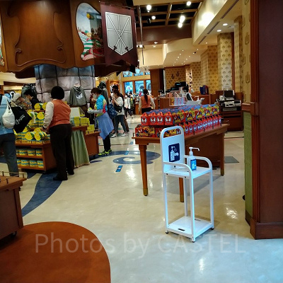 USJのお土産ショップ内のアルコール消毒