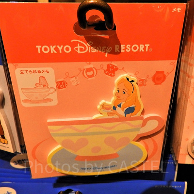 ティーパーティを楽しむアリス