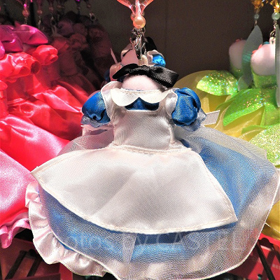 アリスのワンピースが繊細につくられています。