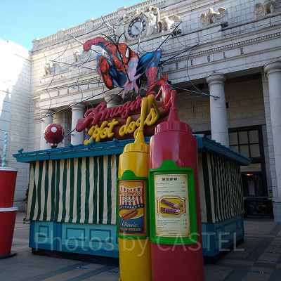 アメージングスパイダーマンライド（中央奥）