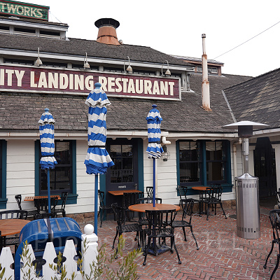 アミティ・ランディングレストランにはテラス席がある