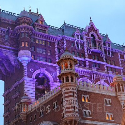 夜はさらに不気味な雰囲気がただよいます