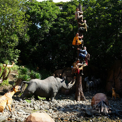 サイに襲われ木に登る探検隊