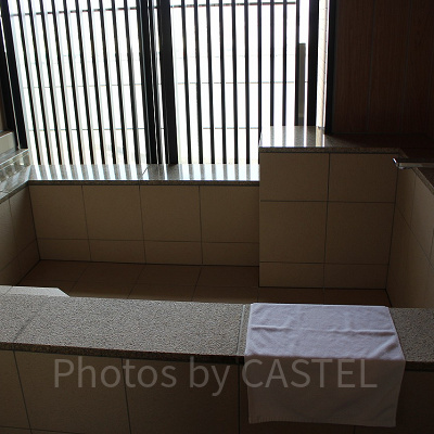 部屋にある露天風呂。夜は夜景も見えてムードたっぷり