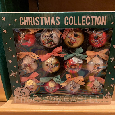 一つ一つに過去のクリスマスのミッキーが描かれたオーナメントセット