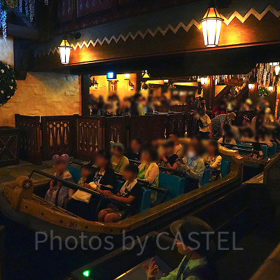 アナとエルサのフローズンジャーニーのボート型ライド