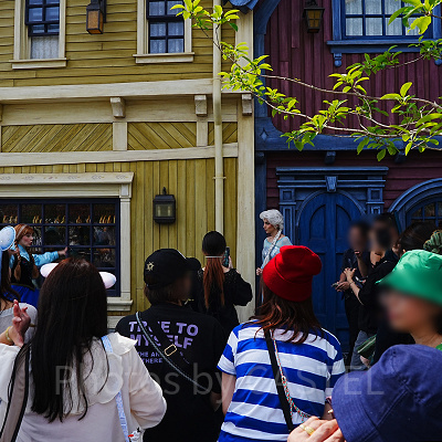 アレンデール城の石橋手前のお店前でのアナとエルサのグリーティングの様子