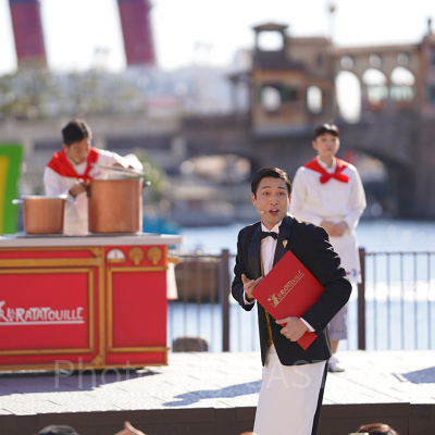 見習いシェフが調理の準備を開始