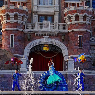 アリエルは貝殻の台車に乗って上手からの登場です。