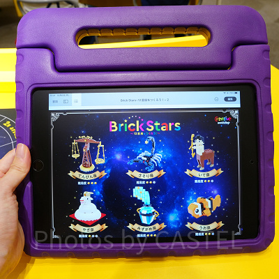 タブレットで説明書を見ながら組み立てます